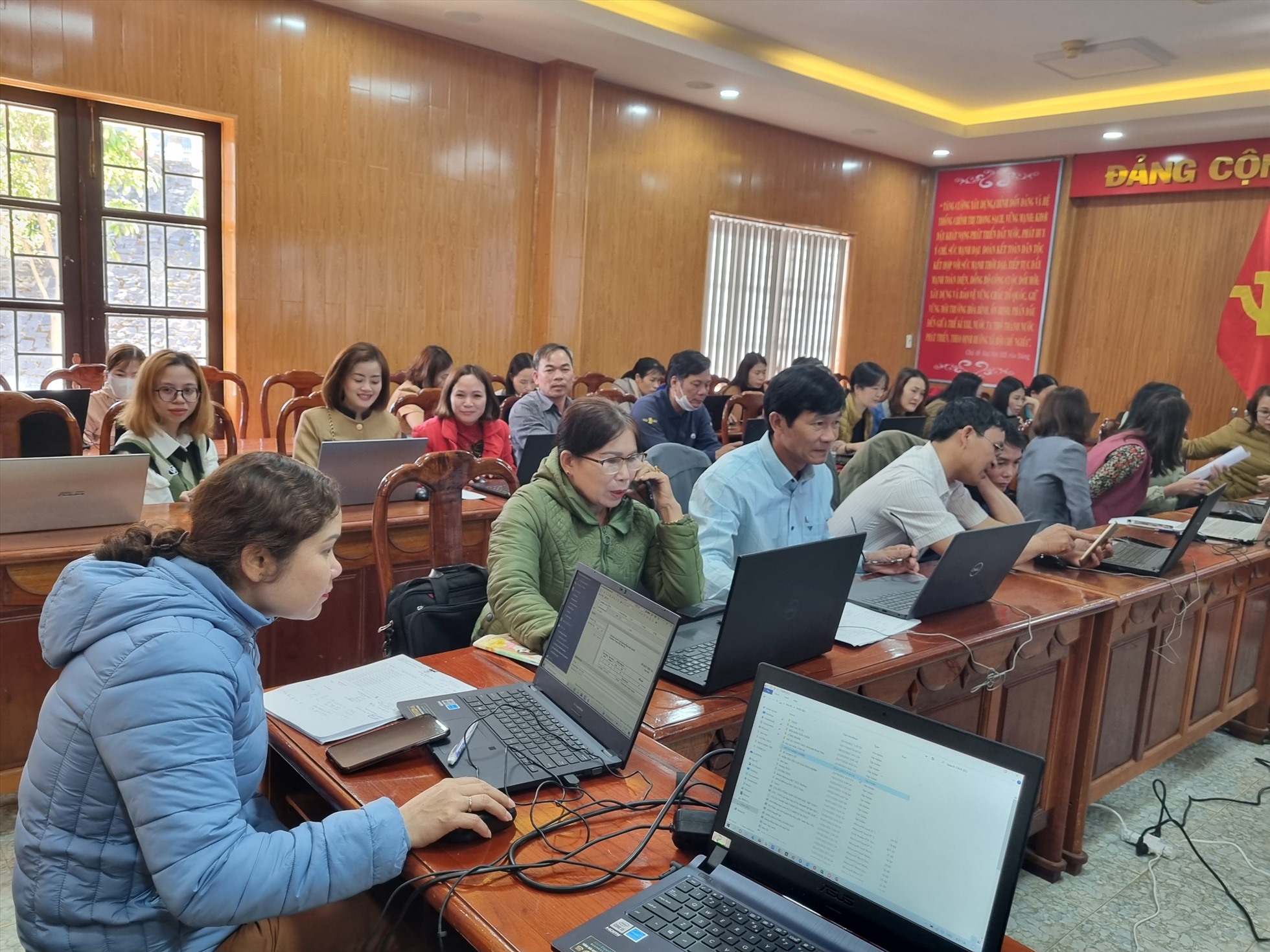 LĐLĐ tỉnh Lâm Đồng thường xuyên hướng dẫn, triển khai các văn bản chỉ đạo của Nhà nước và của Tổng LĐLĐ Việt Nam về công tác tài chính. Ảnh: K'Dung 