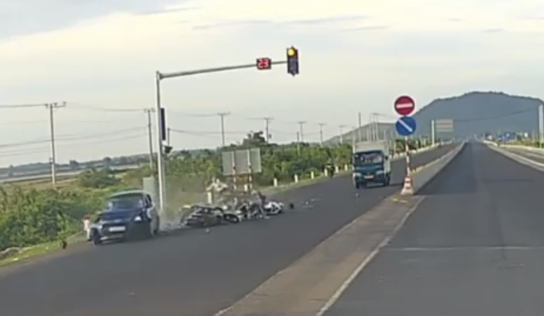 Camera ghi lại cảnh xe ôtô tông 5 xe máy. Ảnh cắt từ camera