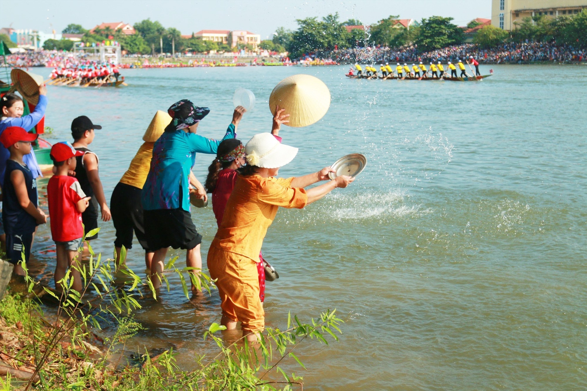 Người dân cổ vũ nhiệt thành cho các đội đua. Ảnh: Lê Phi Long