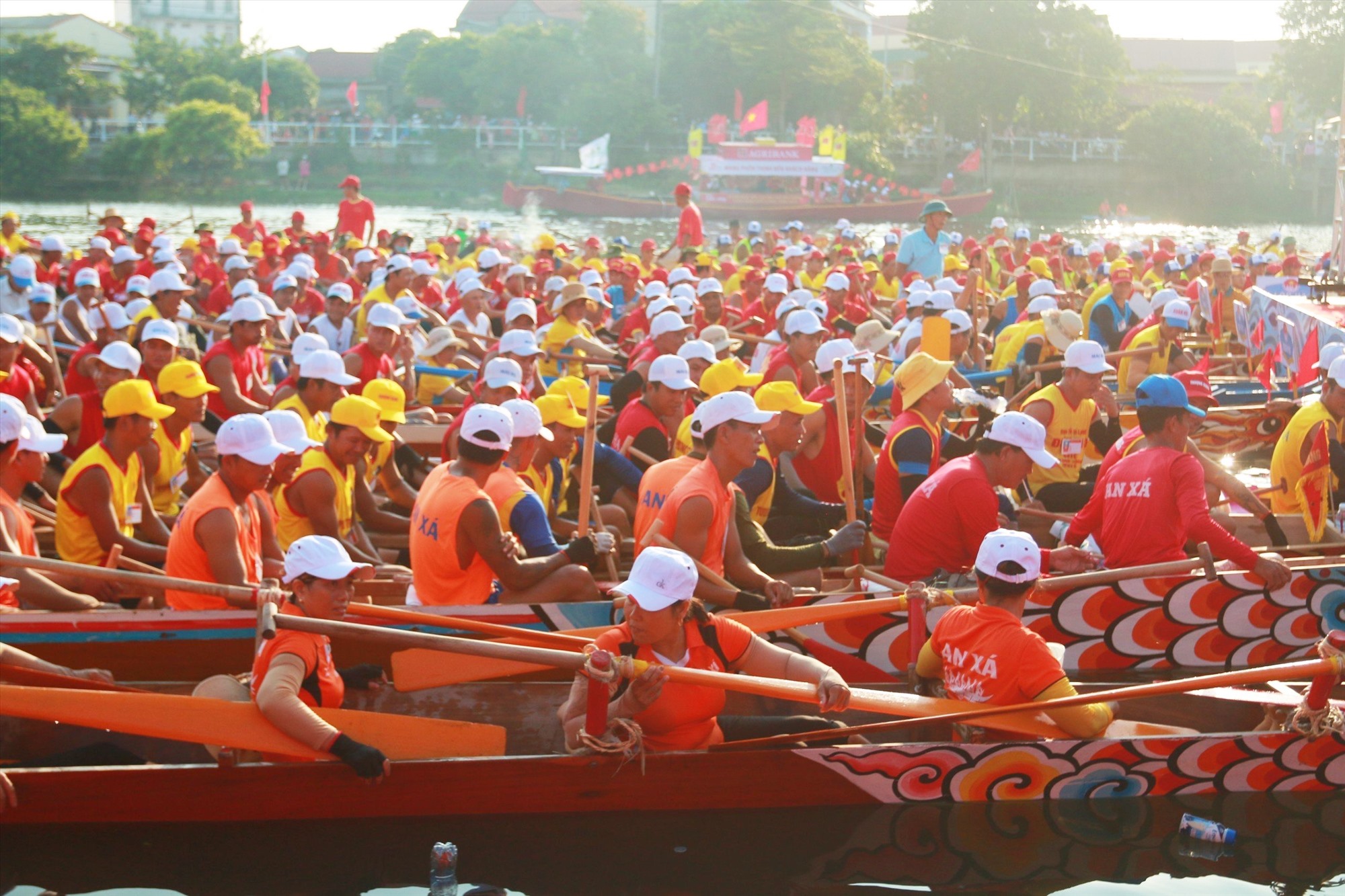 Dòng sông Kiến Giang rực rỡ sắc màu trong ngày Tết độc lập. Ảnh: Lê Phi Long