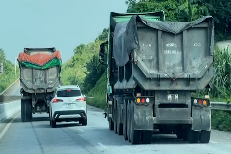 Hình ảnh hai chiếc xe tải chèn ép xe ô tô con trên cao tốc. Ảnh: CACC