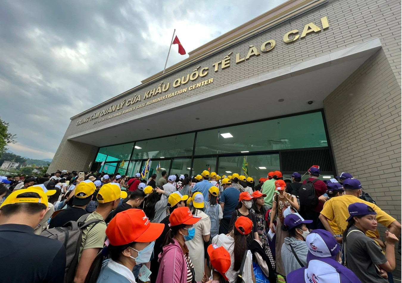 Sáng sớm 2.9, hàng nghìn người xếp hàng đợi làm thủ tục tại cửa khẩu Lào Cai. Ảnh: NDCC