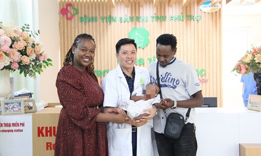 Em bé ngoại quốc đầu tiên chào đời bằng phương pháp thụ tinh ống nghiệm tại Phú Thọ. Ảnh:BVCC