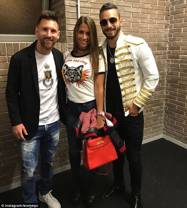 Lionel Messi và vợ Antonella Roccuzzo (giữa) chụp ảnh cùng ca sĩ Maluma sau đêm diễn của nam ca sĩ. Ảnh: Instagram nhân vật