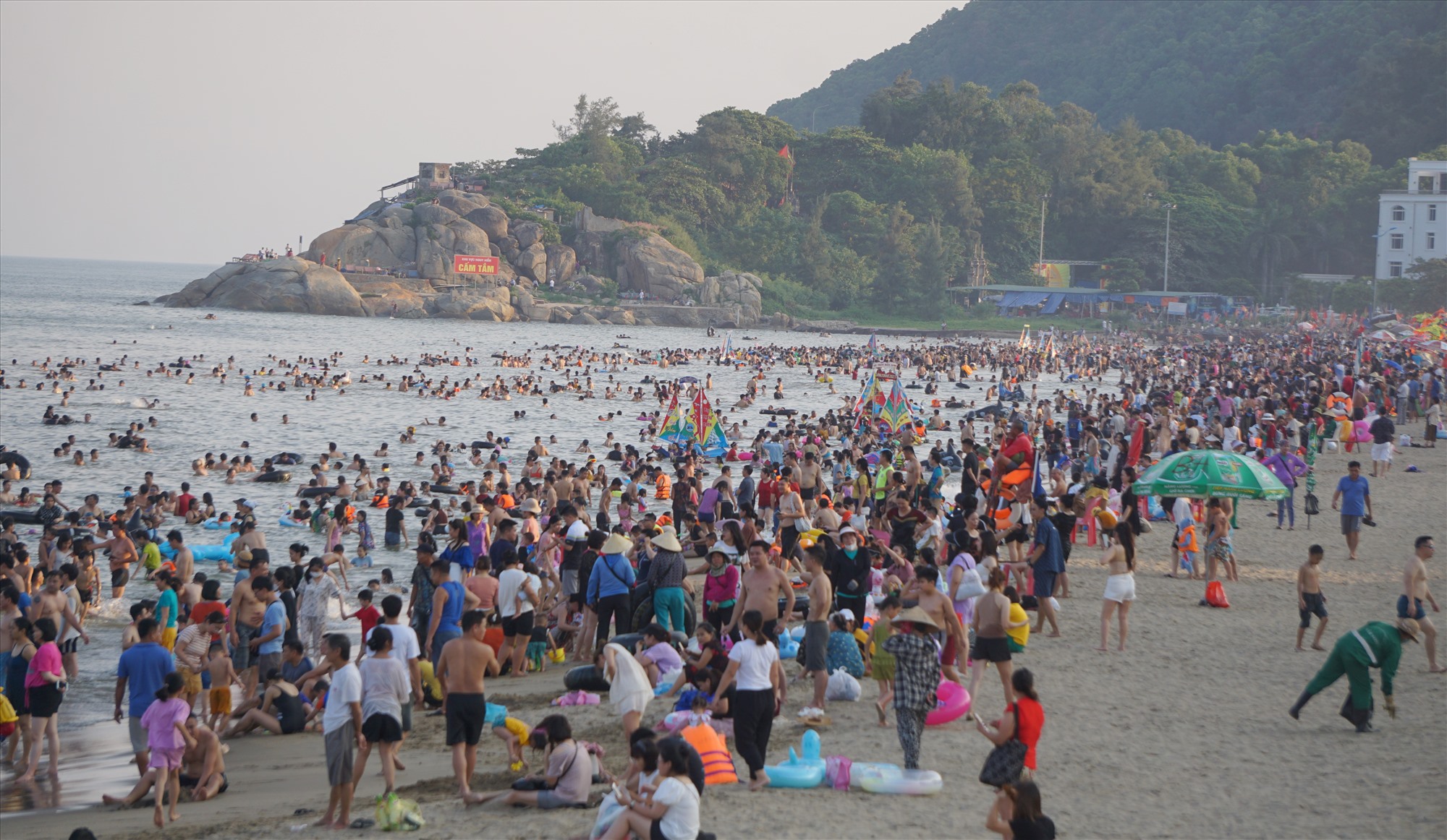 Lượng du khách đổ về biển Sầm Sơn kín đặc vào mỗi buổi chiều. Ảnh: Quách Du