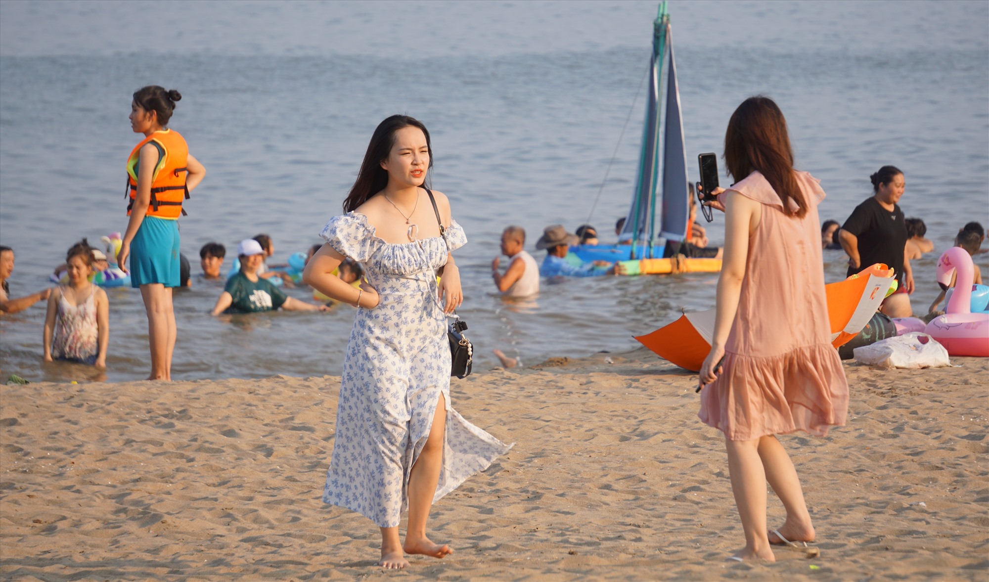 Du khách thích thú check-in trên bãi biển Sầm Sơn trong dịp nghỉ lễ Quốc khánh 2.9. Ảnh: Quách Du