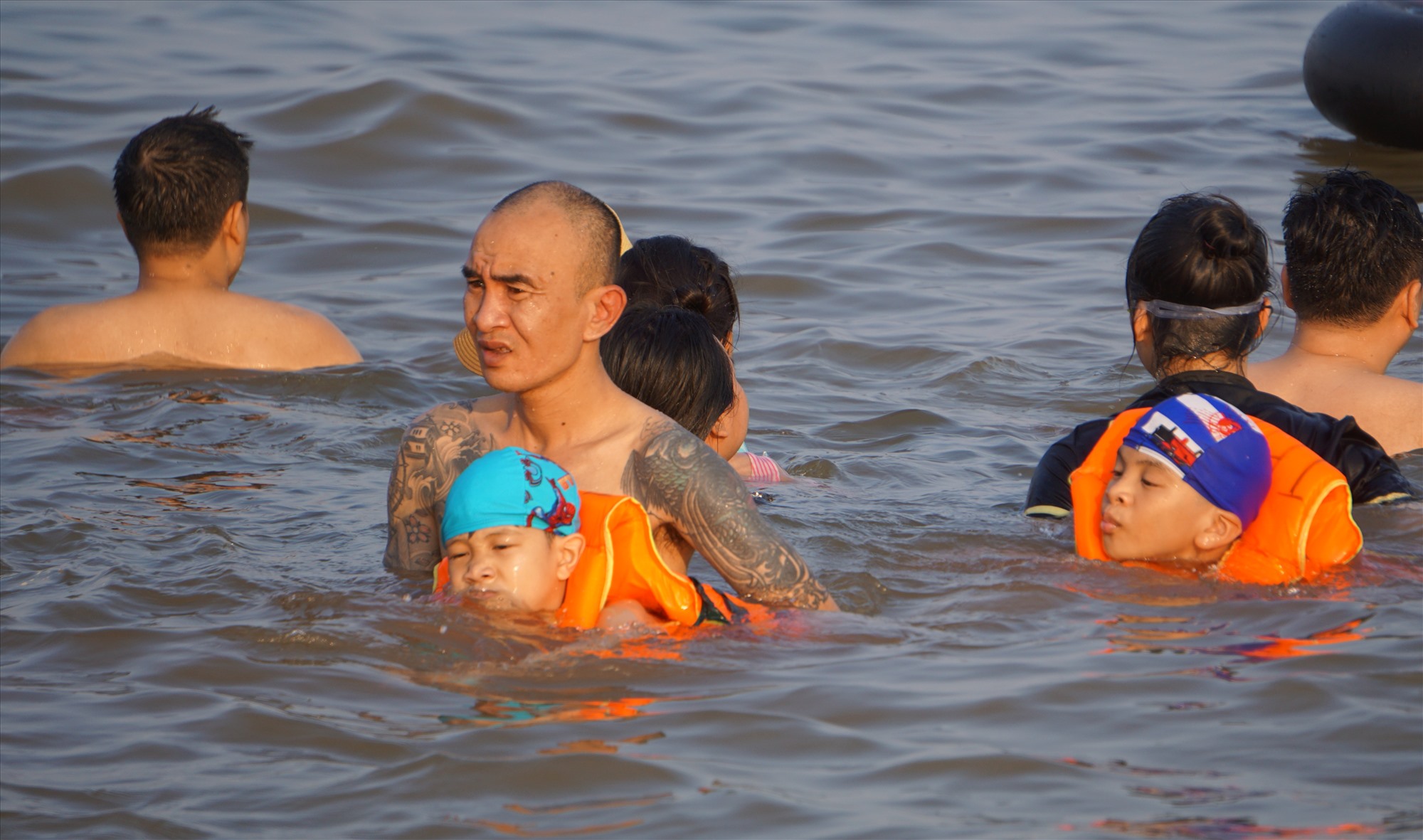 Thời tiết trong 2 ngày (1 và 2.9) ở Sầm Sơn nắng nóng, tạo điều kiện thuận lợi cho các du khách tắm mát. Ảnh: Quách Du