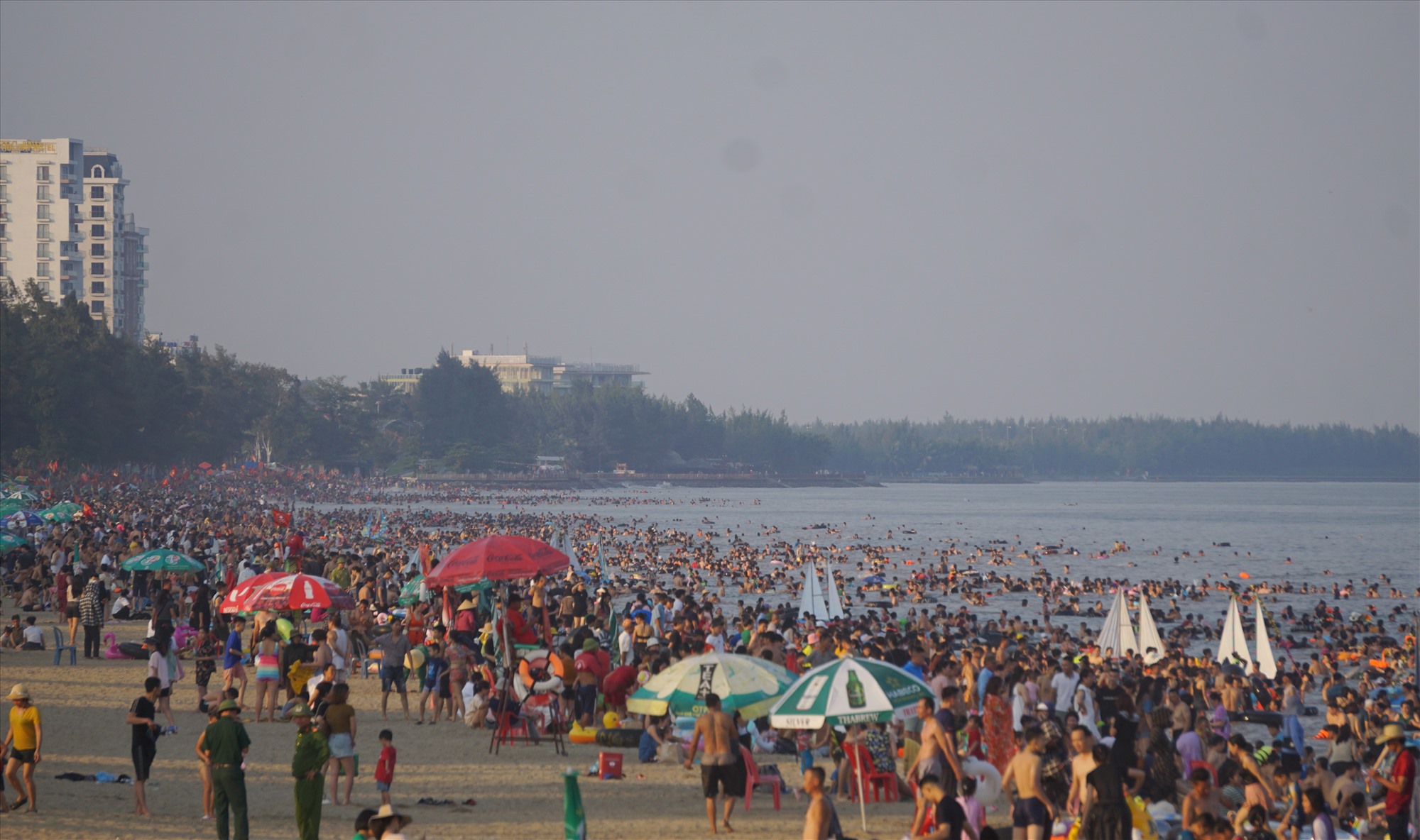 Theo ghi nhận, trong 2 ngày đầu nghỉ lễ Quốc khánh 2.9, bãi biển Sầm Sơn (Thanh Hóa) đã đón rất đông du khách về đây tắm biển. Ảnh: Quách Du