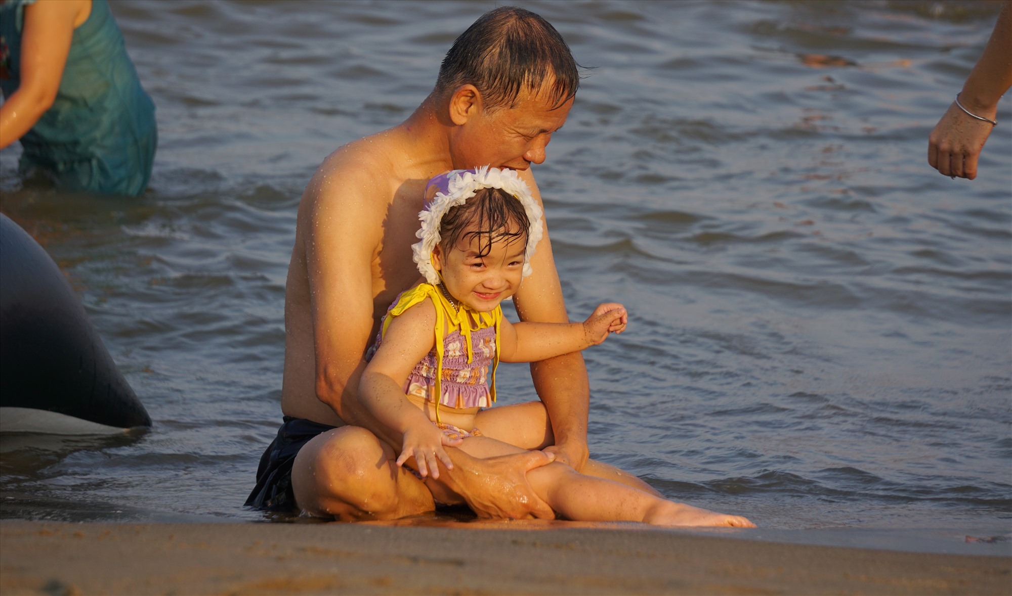 Nhiều trẻ nhỏ được gia đình đưa về biển Sầm Sơn nghỉ dưỡng tỏ ra thích thú khi tắm mát trên bãi biển. Ảnh: Quách Du