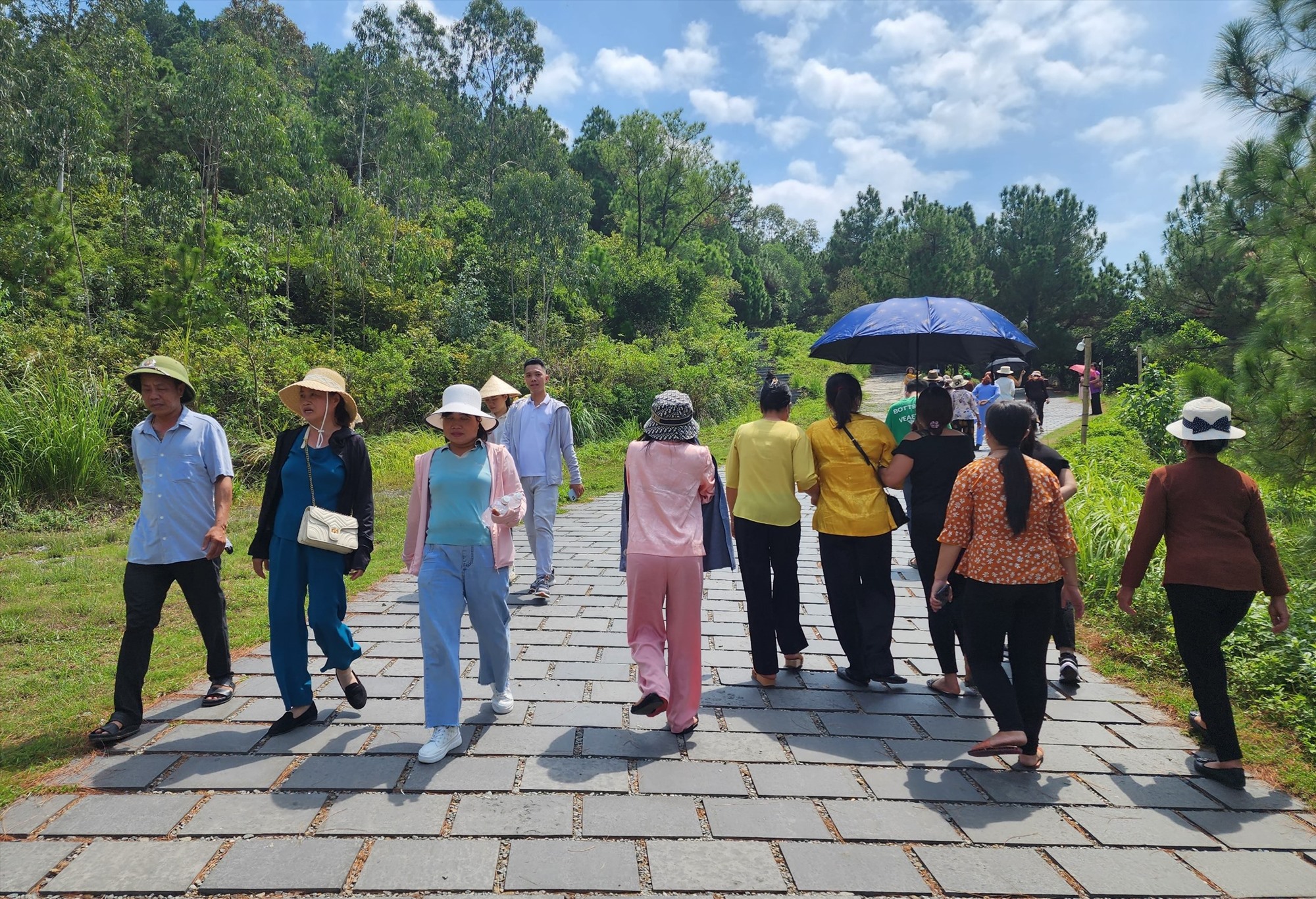 Rất đông người dân và du khách đến Vũng Chùa - Đảo Yến từ sáng sớm ngày 2.9 để dâng hương, dâng hoa tại Khu mộ Đại tướng Võ Nguyên Giáp. Ảnh: Lê Phi Long