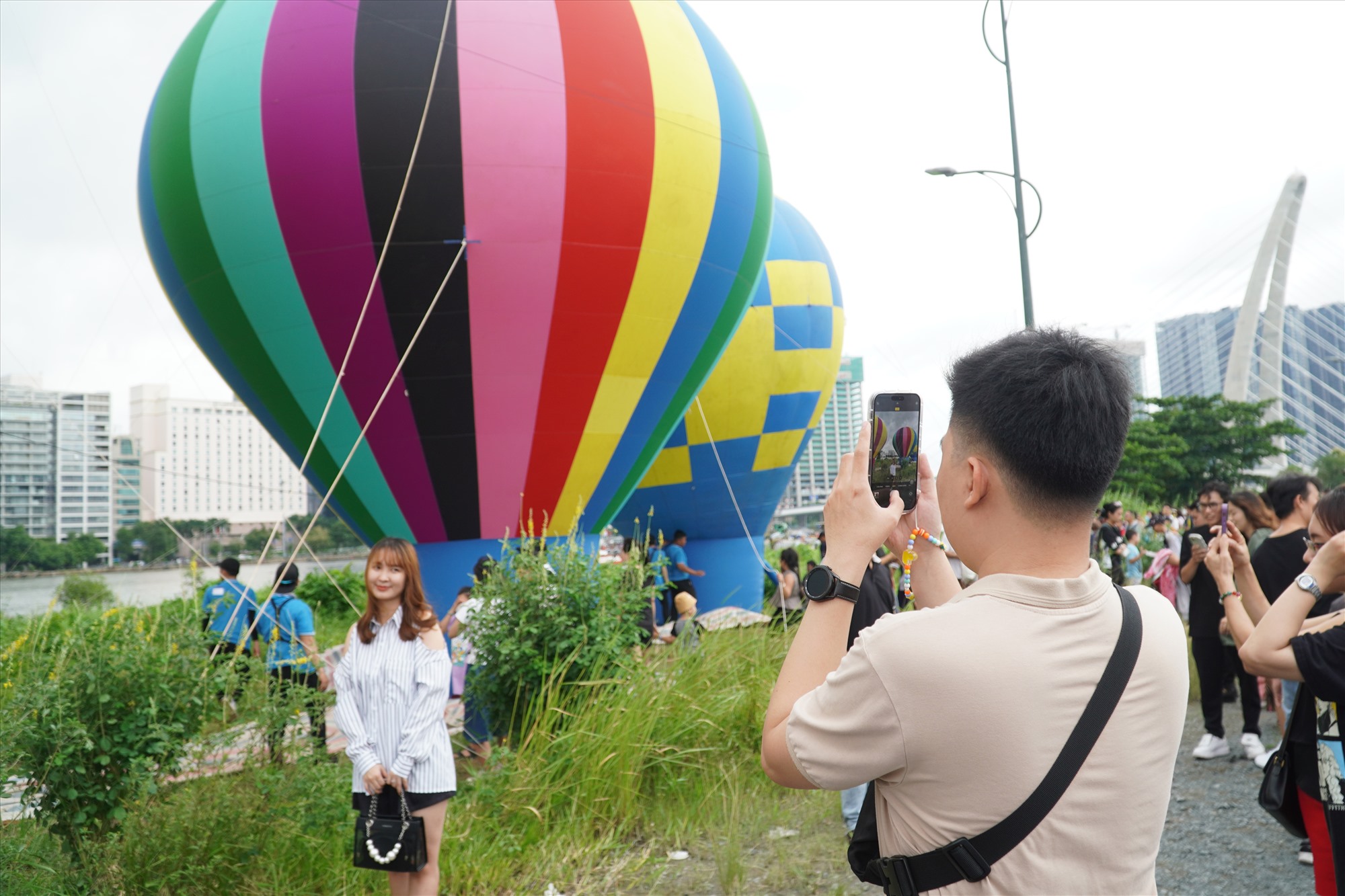 Nhiều người tranh thủ chụp ảnh cùng khinh khí cầu trong ngày lễ đặc biệt.