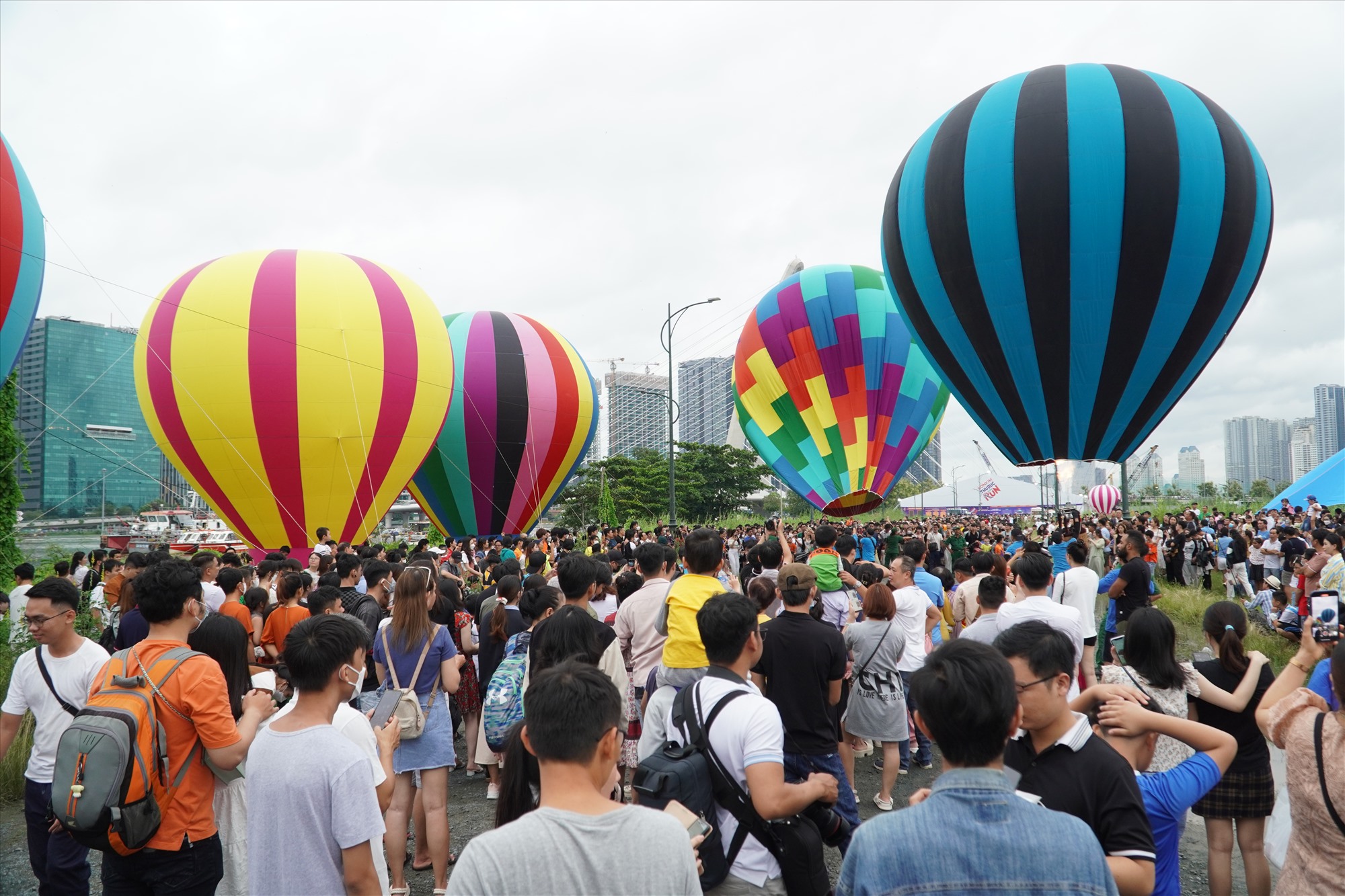 Ghi nhận trong chiều ngày 2.9, hàng nghìn người dân, du khách đã tìm đến khu vực đường Nguyễn Thiện Thành để đón xem chương trình thả khinh khí cầu chào mừng lễ Quốc khánh.