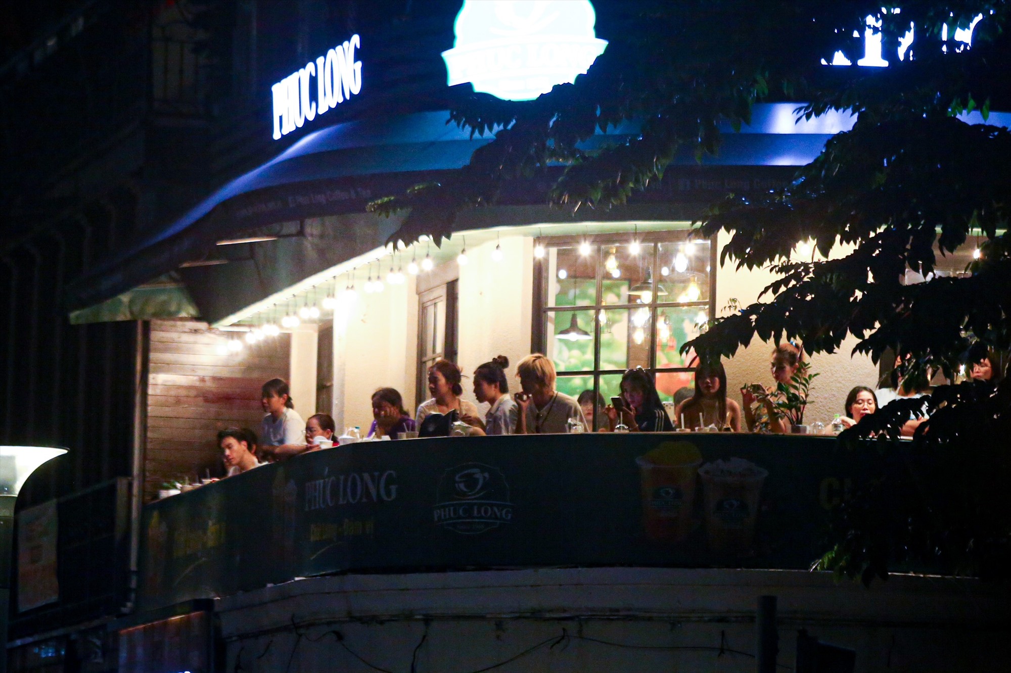 Các quán cà phê tại Phố đi bộ Nguyễn Huệ cũng đông kín người.