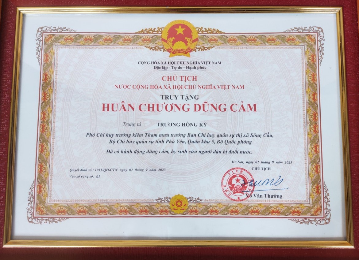 Ngày 2.9, Chủ tịch nước Võ Văn Thưởng đã ký Quyết định số 1011/QĐ-CTN truy tặng Huân chương dũng cảm cho Trung tá Trương Hồng Kỳ. Ảnh: TTXVN