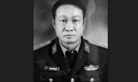 Trung tá Trương Hồng Kỳ phát hiện hai người dân đang bị sóng cuốn trôi đã bơi ra đưa các nạn nhân vào bờ và sau đó anh dũng hi sinh. Ảnh: VGP