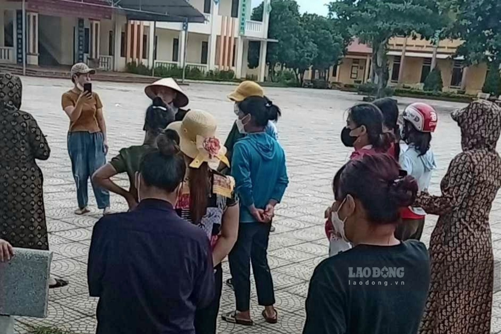 Ngày 26.7, các phụ huynh kéo vào sân trường tìm gặp Hiệu trưởng mong muốn được nghe lời giải thích từ người đứng đầu trường Tiểu học Văn Luông. Ảnh do người dân cung cấp.