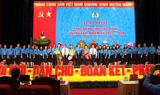 Ban Chấp hành LĐLĐ tỉnh Cao Bằng khoá XVII ra mắt, nhận hoa chúc mừng tại Đại hội. Ảnh: Tân Văn