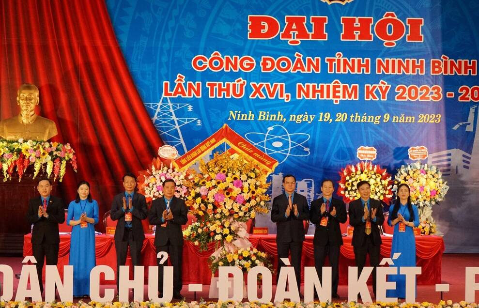 Chủ tịch Tổng LĐLĐ Việt Nam Nguyễn Đình Khang, tặng hoa chúc mừng Đại hội. Ảnh: Quách Du
