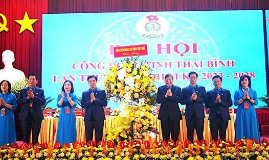 Phó Chủ tịch Thường trực Tổng LĐLĐ Việt Nam Trần Thanh Hải tặng hoa Đại hội Công đoàn Thái Bình. Ảnh: Lương Hà