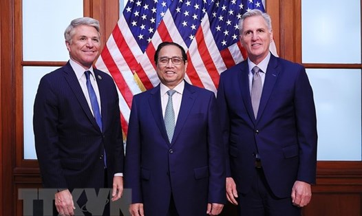 Thủ tướng Phạm Minh Chính trong cuộc gặp Chủ tịch Hạ viện Mỹ Kevin McCarthy và Chủ tịch Ủy ban Đối ngoại Hạ viện Mỹ Michael McCaul. Ảnh: TTXVN