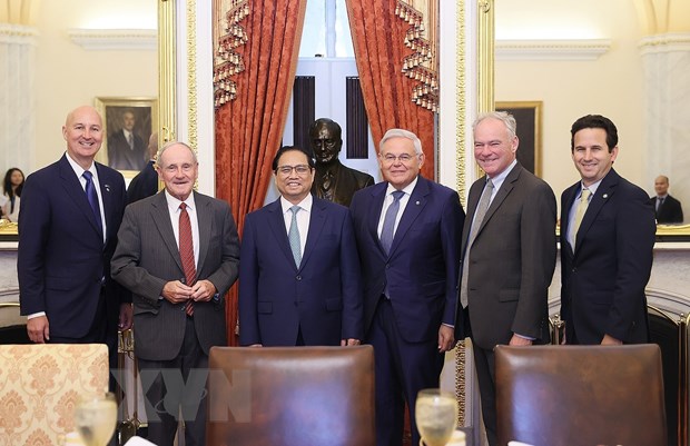 Thủ tướng Phạm Minh Chính với Chủ tịch Ủy ban Đối ngoại Thượng viện Mỹ Robert Menendez và các Thượng nghị sỹ Mỹ. Ảnh: TTXVN