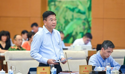 Bộ trưởng Bộ Tư pháp Lê Thành Long trình bày tờ trình. Ảnh: Phạm Đông