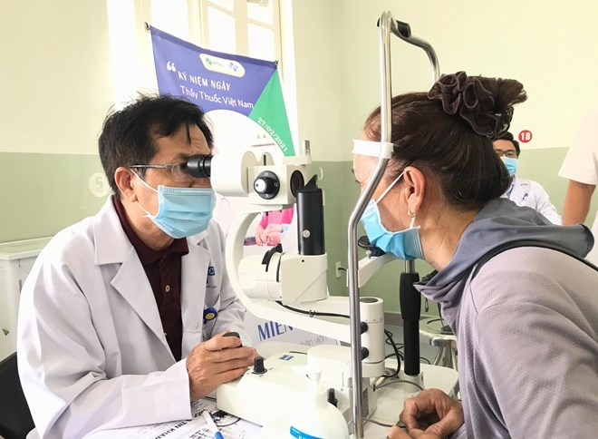 Điều kiện để người lao động bị đau mắt đỏ được hưởng chế độ ốm đau