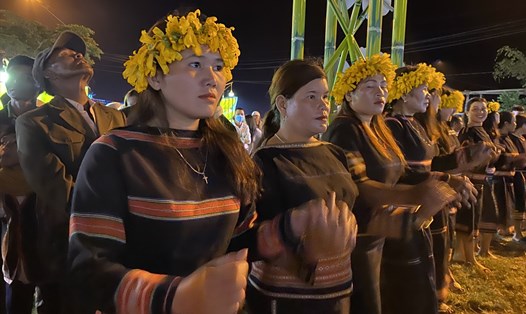 Cư dân bản địa múa hát bên các điệu cồng chiêng, dưới chân núi lửa Chư Đang Ya. Ảnh: Thanh Tuấn