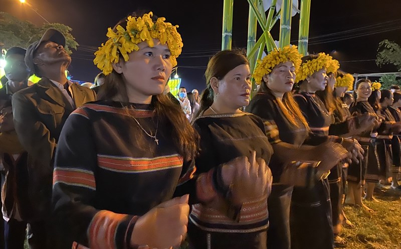 Cư dân bản địa múa hát bên các điệu cồng chiêng, dưới chân núi lửa Chư Đang Ya. Ảnh: Thanh Tuấn