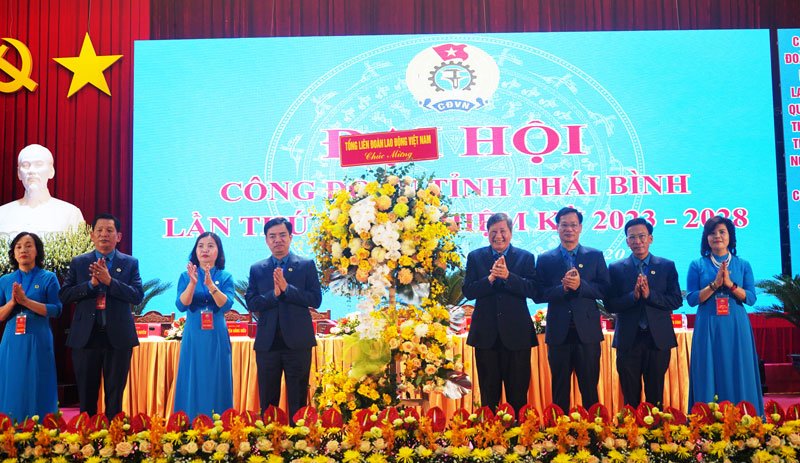 PCT thường trực Tổng LĐLĐVN Trần Thanh Hải tặng hoa Đại hội Công đoàn tỉnh Thái Bình. Ảnh: L.H