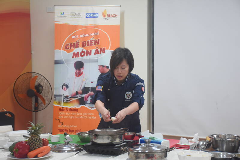 Christine Hà trực tiếp thể hiện kỹ năng nấu nướng tại chương trình.
