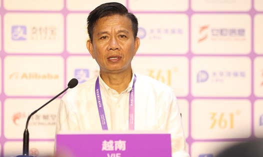 Huấn luyện viên Hoàng Anh Tuấn không hài lòng về màn trình diễn của Olympic Việt Nam trước Mông Cổ. Ảnh: VFF