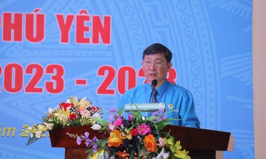Ông Phan Quốc Thắng - Chủ tịch LĐLĐ tỉnh Phú Yên phát biểu tại phiên đầu tiên Đại hội XI Công đoàn Phú Yên. Ảnh: Phương Linh