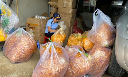 Lực lượng chức năng tỉnh Đắk Lắk xử lý một cơ sở sản xuất thực phẩm không rõ nguồn gốc, xuất xứ, hạn sử dụng. Ảnh: Bảo Trung