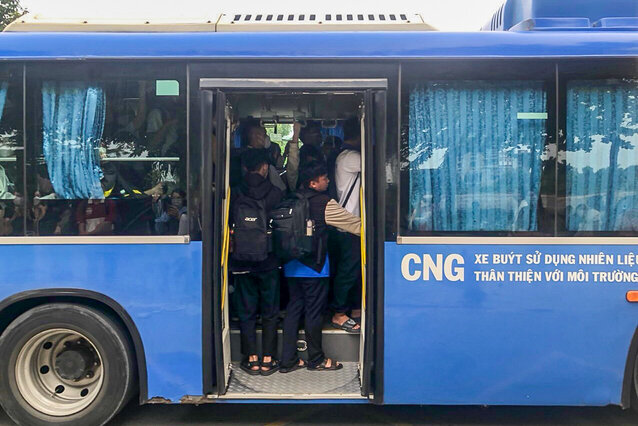 Vào giờ cao điểm, xe buýt trở nên quá tải do hạn chế về chỗ ngồi và lượng sinh viên tăng cao. Điều này khiến nhiều sinh viên phải chen chúc trên xe buýt, thậm chí có người còn phải đứng sát cửa xe, rất nguy hiểm.