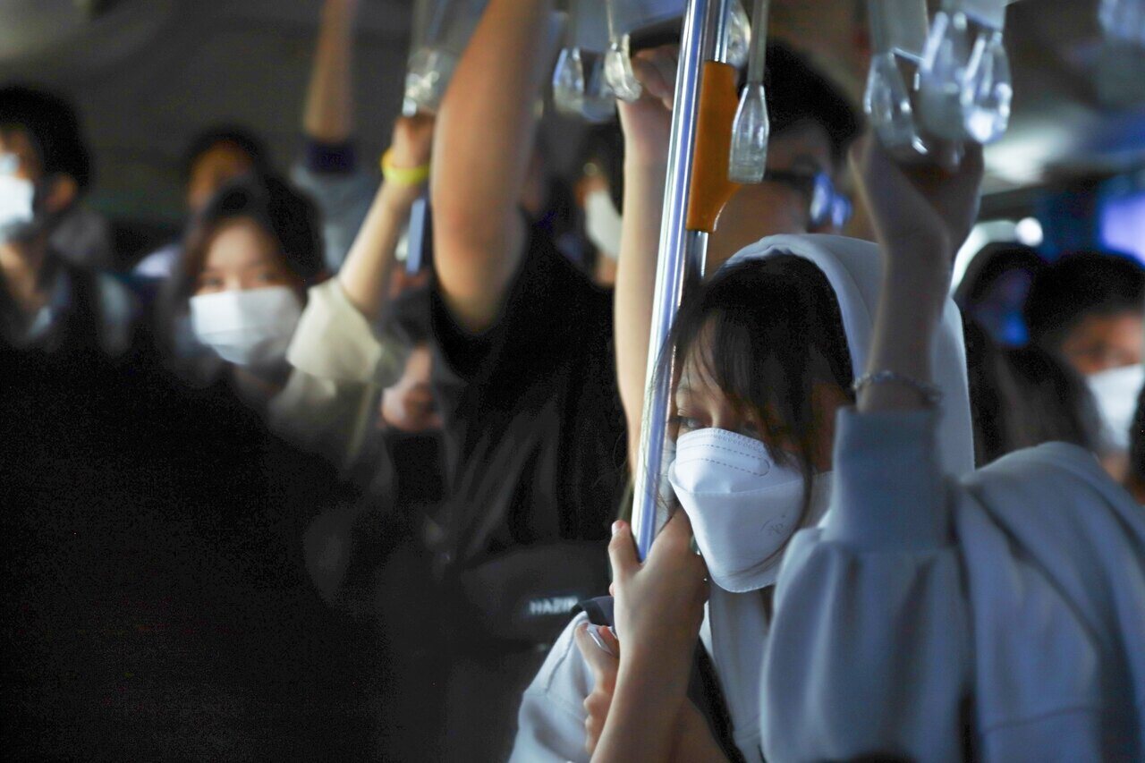 Khung cảnh bên trong xe buýt vào giờ cao điểm luôn trong tình trạng “chật cứng“. Nhiều sinh viên mệt mỏi vì luôn phải trải qua tình cảnh chen chúc nhau trên xe buýt vào mỗi sáng đến trường.