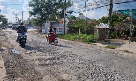 Quốc lộ 54 qua huyện Trà Ôn, tỉnh Vĩnh Long phải chắp vá các ổ gà trong nhiều năm qua. Ảnh: Hoàng Lộc