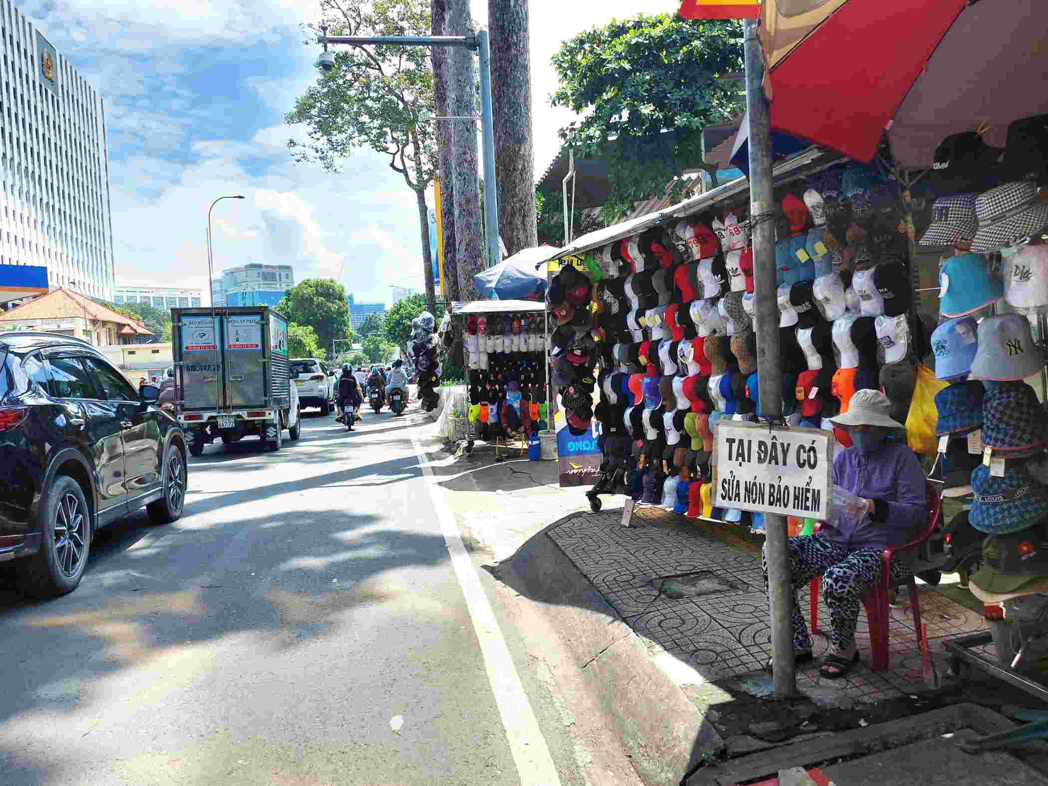 Đường Nguyễn Trãi (Quận 5) là một trong những con đường thường xuyên xảy ra tình trạng buôn bán hàng rong, lấn chiếm vỉa hè. Theo ghi nhận, vỉa hè đã bị “nuốt trọn” bởi những sạp hàng bán nón bảo hiểm.