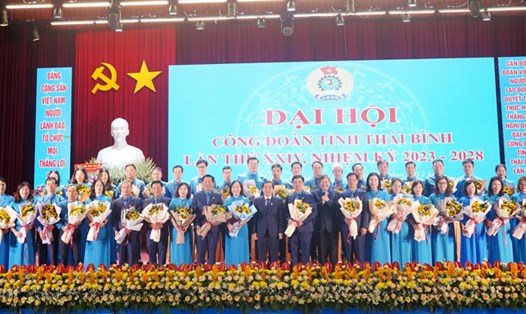 Ban Chấp hành LĐLĐ tỉnh Thái Bình khóa XXIV ra mắt Đại hội. Ảnh: Lương Hà