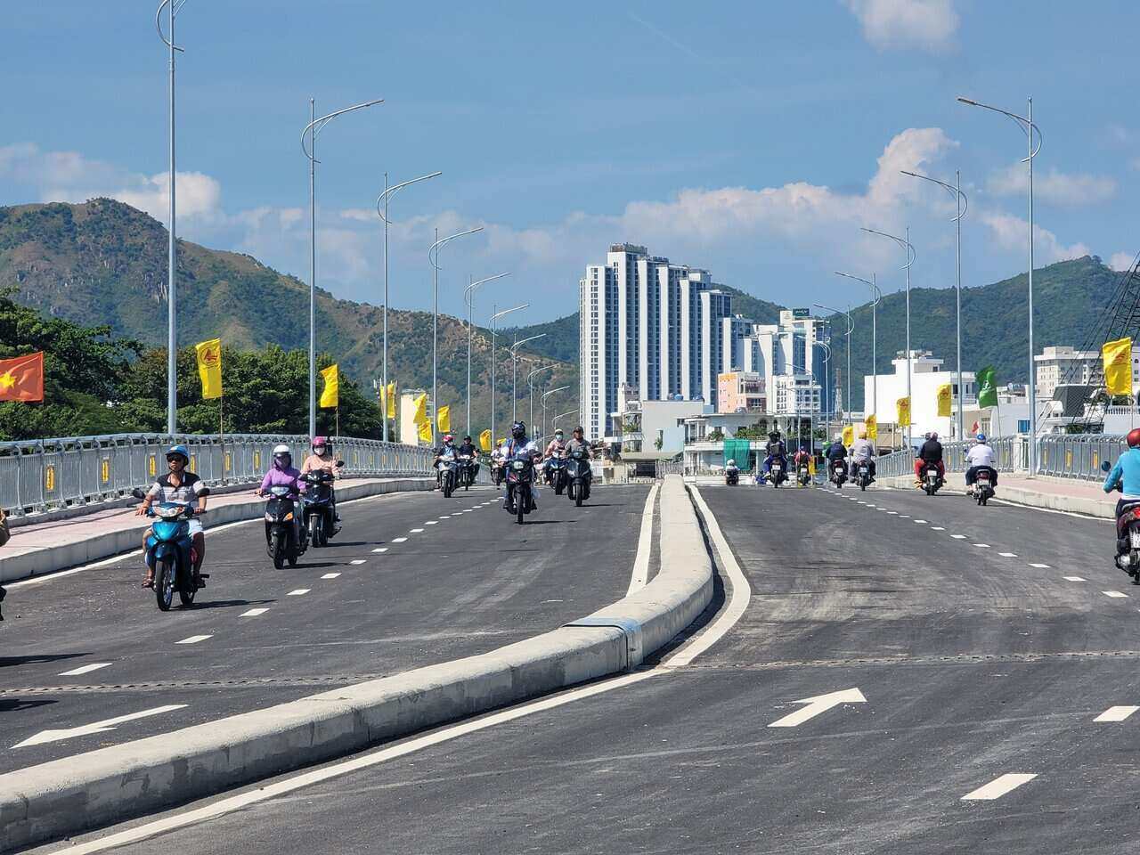 Cầu Xóm Bóng có chiều dài gần 330m, rộng 19m với 4 làn xe với tổng vốn đầu tư hơn 250 tỉ đồng. Ảnh: Hữu Long