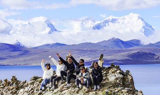 Khách du lịch Trung Quốc chụp ảnh bên hồ Puma Yumco ở Tây Tạng tháng 7.2023. Ảnh: Xinhua