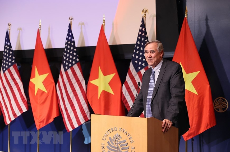 Thượng nghị sĩ Mỹ Jeff Merkley phát biểu tại buổi lễ. Ảnh: TTXVN