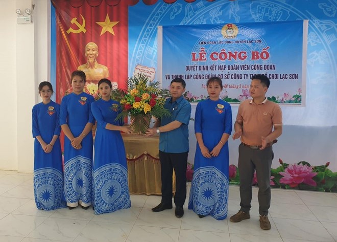 LĐLĐ huyện Lạc Sơn tổ chức Lễ kết nạp đoàn viên, thành lập CĐCS Công ty TNHH Đồ chơi Lạc Sơn. 