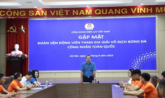 Ông Đỗ Đức Hùng – Chủ tịch Công đoàn Điện lực Việt Nam vừa gặp mặt, động viên các thành viên đội bóng đá. Ảnh: Anh
