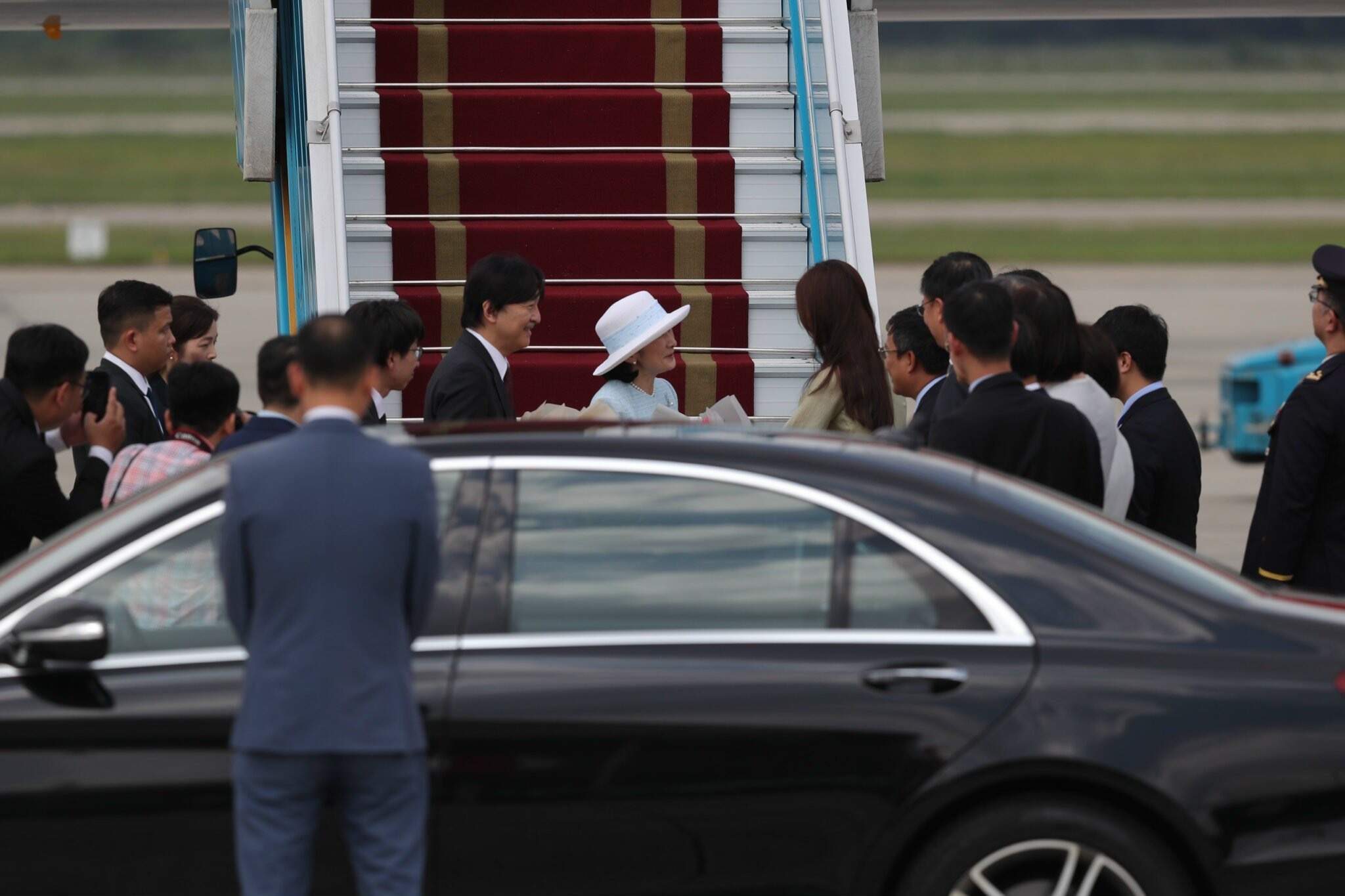Chiều 20.9, Hoàng Thái tử Nhật Bản Akishino và Công nương Kiko đã đến thủ đô Hà Nội, bắt đầu thăm chính thức Việt Nam. Ảnh: Hải Nguyễn