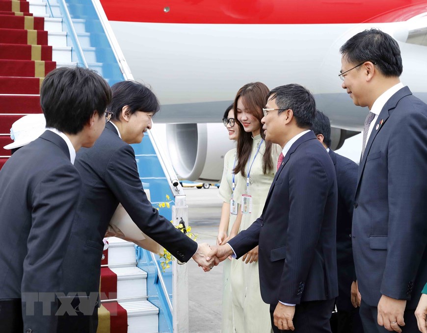 Thứ trưởng thường trực Bộ Ngoại giao Nguyễn Minh Vũ đón Hoàng Thái tử Nhật Bản và Công nương tại sân bay Nội Bài. Ảnh: TTXVN