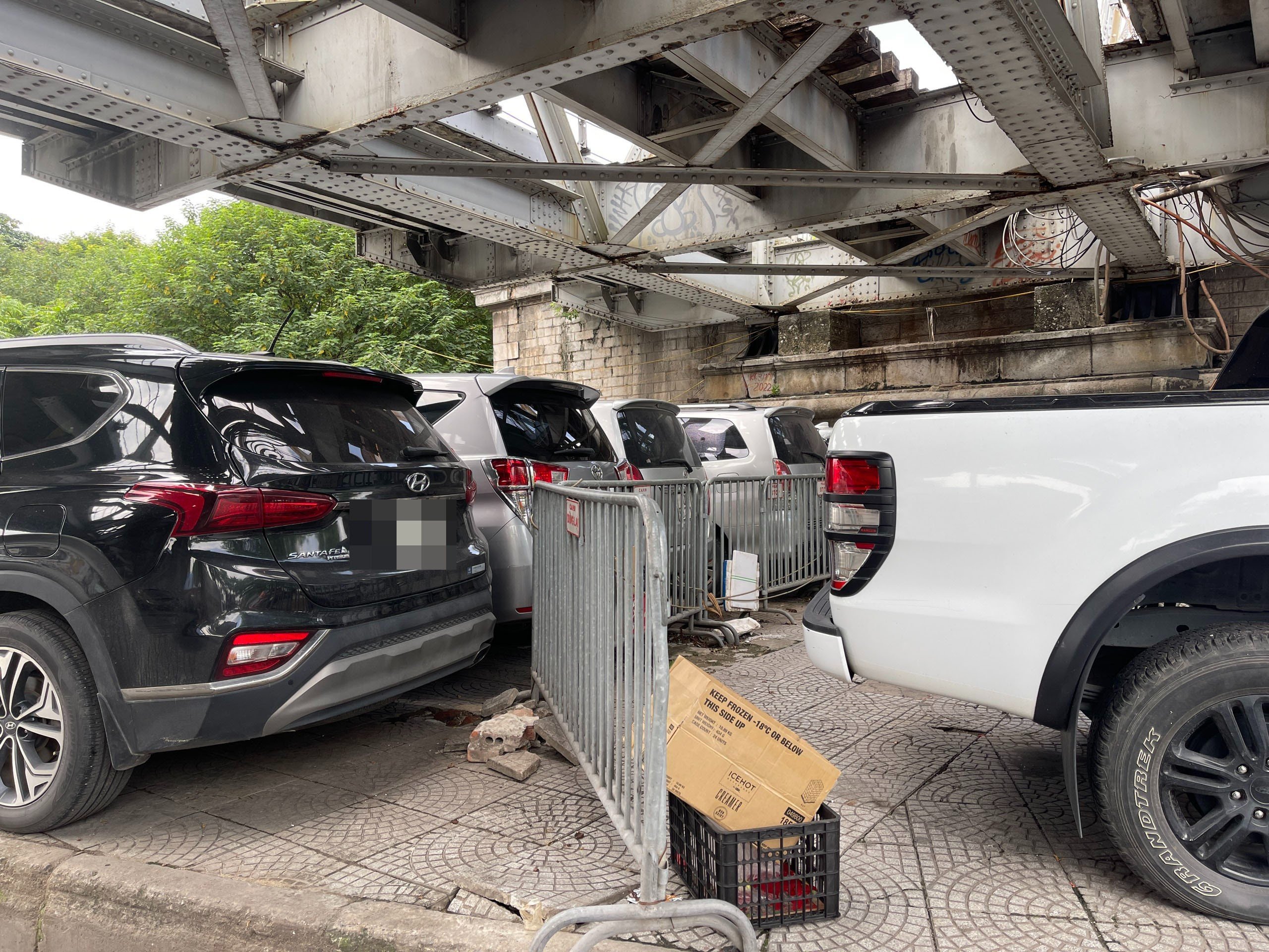 Hàng chục ôtô được trông giữ trái phép dưới chân cầu Long Biên. Ảnh: Khánh An