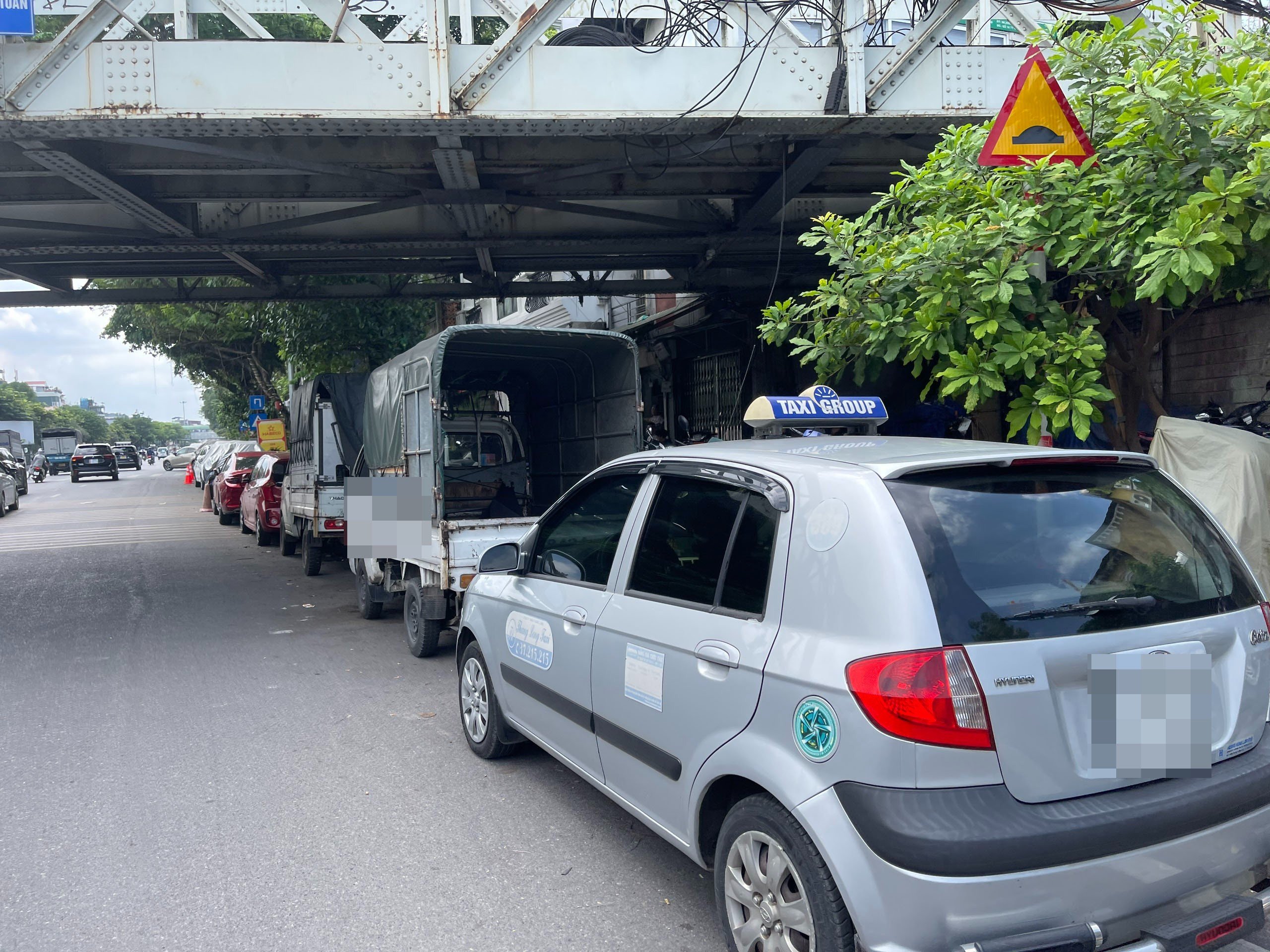 Gầm cầu Long Biên đoạn giáp ga Long Biên cũng đang trở thành bãi trông giữ xe ôtô. Ảnh: Khánh An