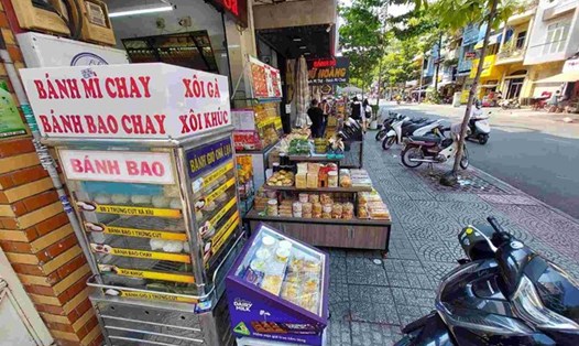 Người dân bày hàng hóa ra vỉa hè đường Nguyễn Thái Bình (Quận 1) để buôn bán. Ảnh: Minh Quân