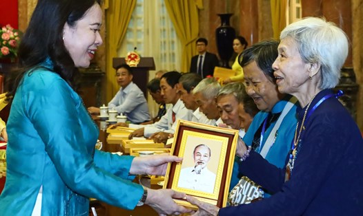 Phó Chủ tịch nước Võ Thị Ánh Xuân tặng chân dung Chủ tịch Hồ Chí Minh cho các đại biểu. Ảnh: VPCTN